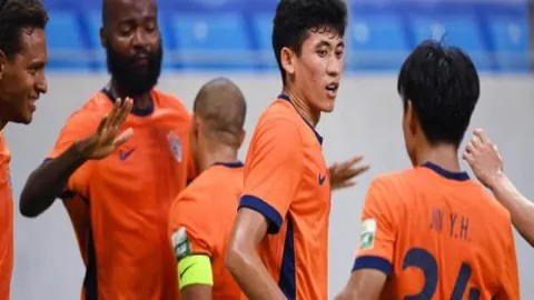 “曼联力挽狂澜边缘，两球星表现欠佳恐成隐患_攻防战局_莫耶斯领队球队”